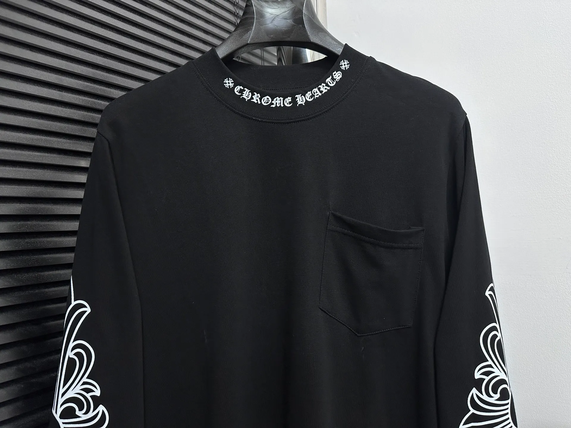 🅿️230 [Come Hearts] Crow Heart Graffiti Letters Limited Sanskrit Printed Long Sleeves, High Weight Threads on Collar and Cuffs, Custom Weaved and Dyed 280g Double Yarn Pure Cotton Fabric, Washed Anti-Counterfeiting Tags and other auxiliary labels are all correct versions, super conspicuous, super pretty, super stylish, same style for men and women! The overall upper body highlights fashion and individuality, and when worn together by a couple, it is a recommended T-shirt by the Street Ace!! Same style for men and women Size: XS-L